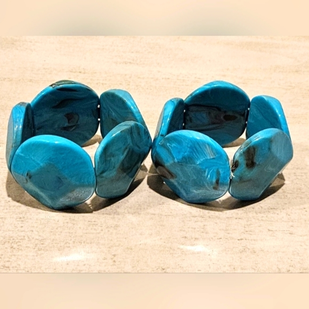 2x Turquoise Blue color Stretch chuncky bead bracelet Like NEW.